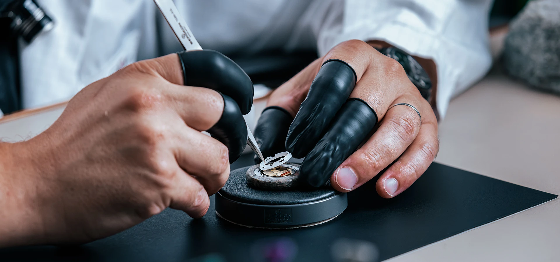 Uhrmacher bei der Arbeit