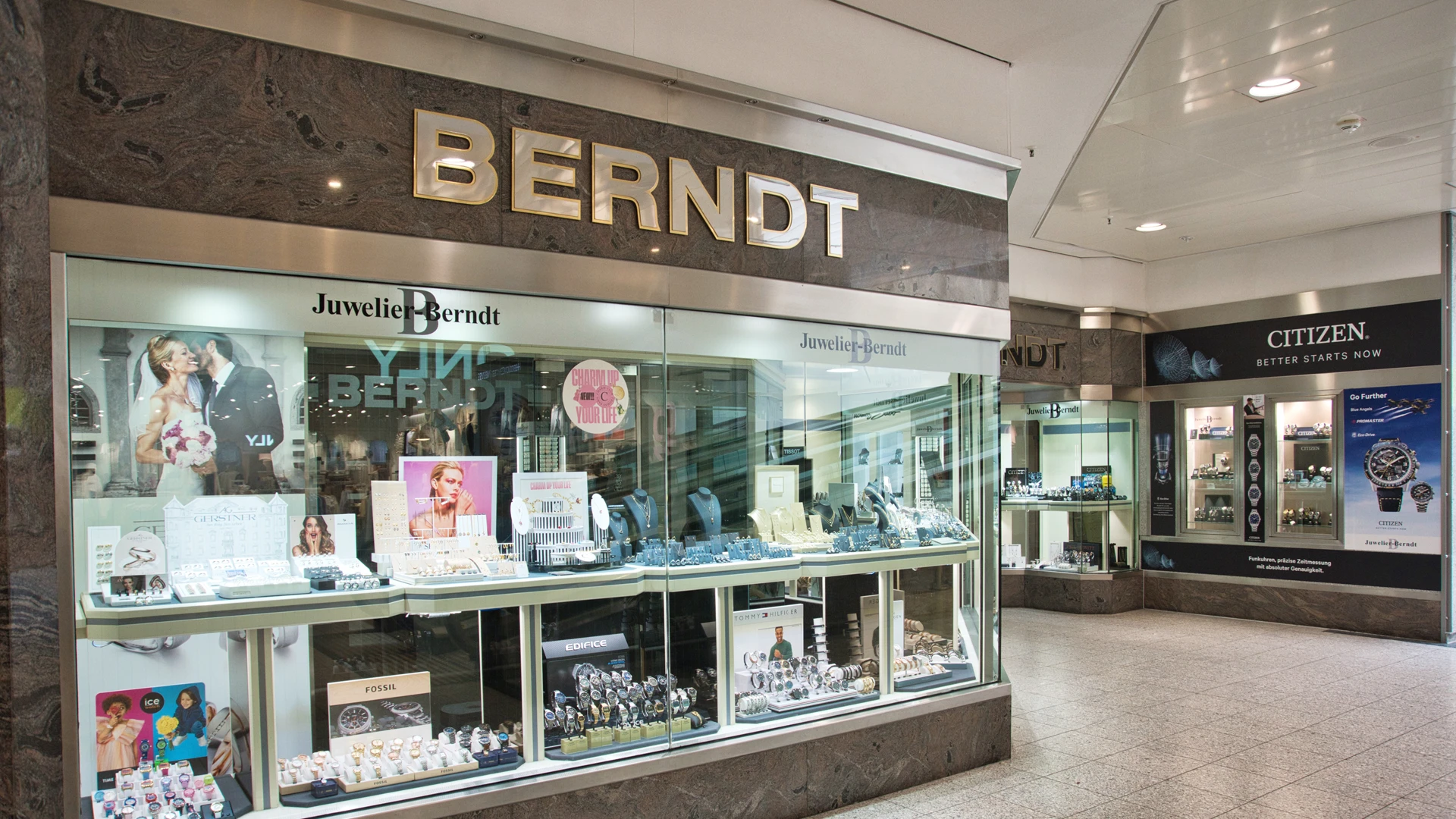 Schaufenster des Juweliergeschäfts im Herold-Center