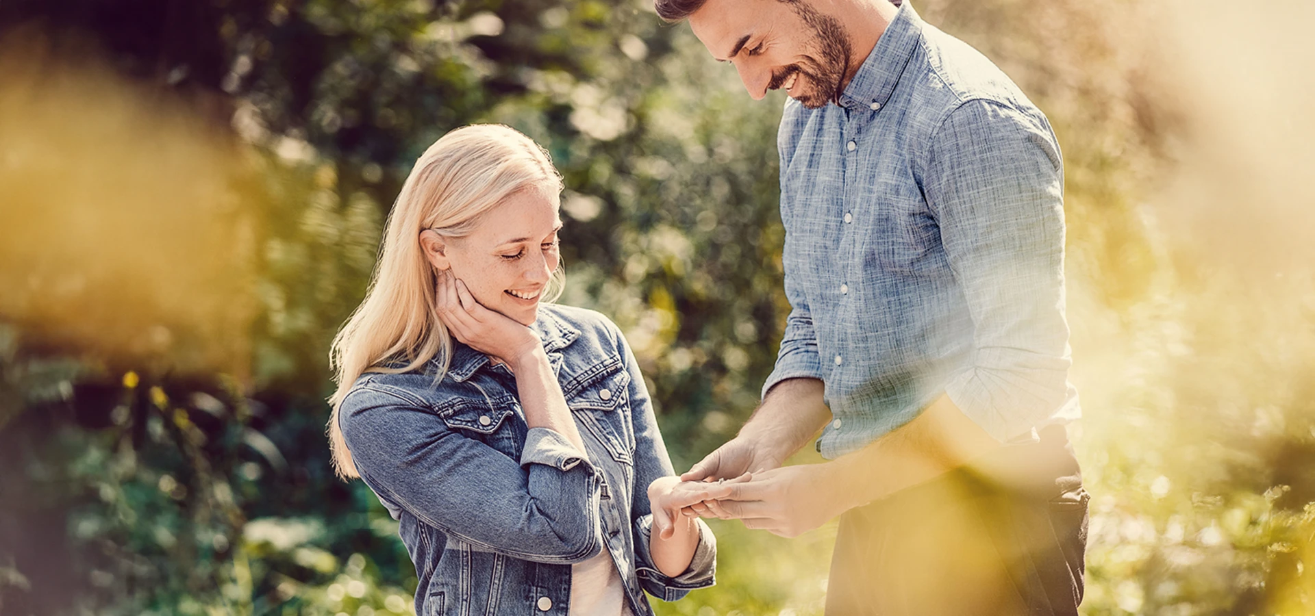 Paar bei der Verlobung